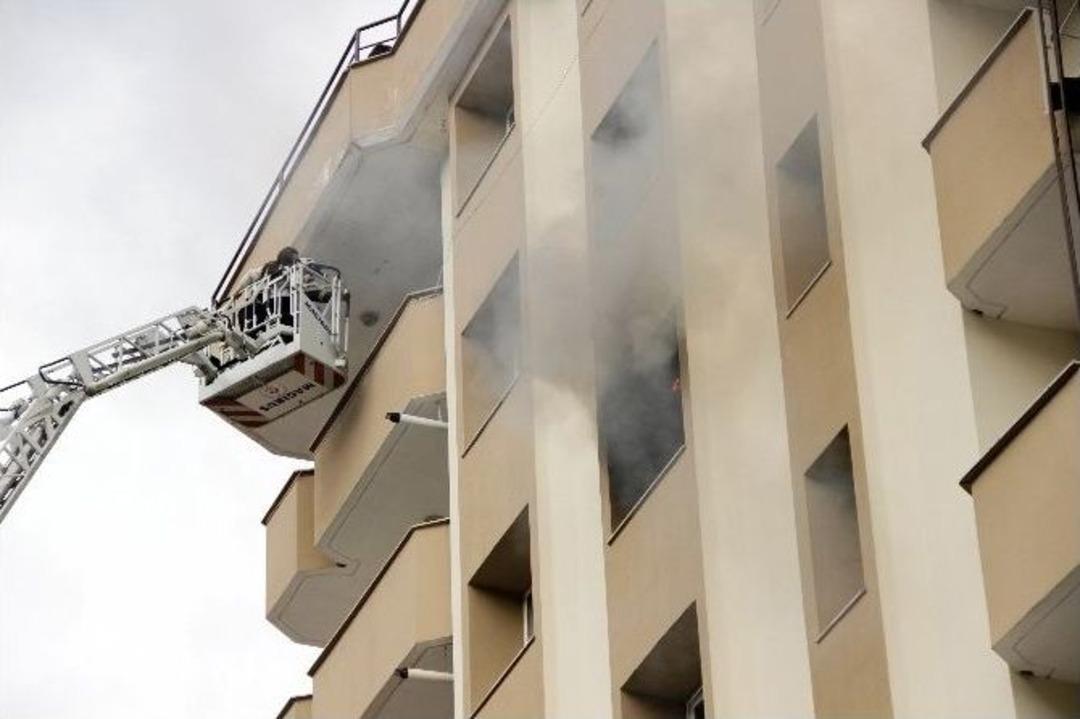Kocaeli&rsquo;de &Ouml;ğrenci Yurdunda Yangın Paniği