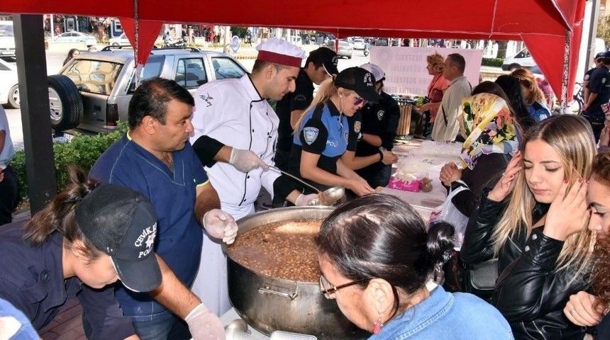 Aşureyi Bu Kez Polisler İkram Etti