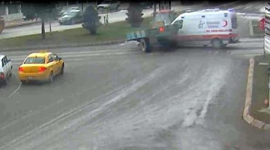 Hasta Taşıyan Ambulans Trakt&ouml;re &Ccedil;arptı: 2 Yaralı (2)