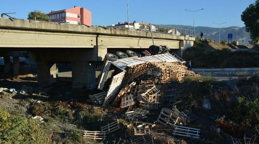 S&ouml;ke&rsquo;de Kamyon K&ouml;pr&uuml;den U&ccedil;tu: 1 Yaralı