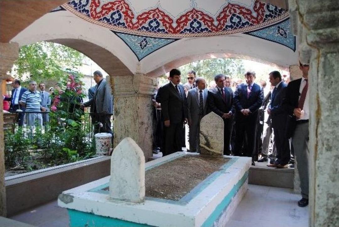 Davutoğlu&rsquo;nun Ziyaret Ettiği Mezar Şimdi Bu Halde