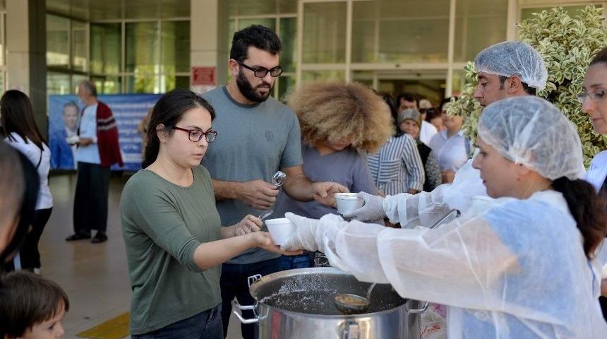 Hastanede Bah&ccedil;esinde Aşure İkramı