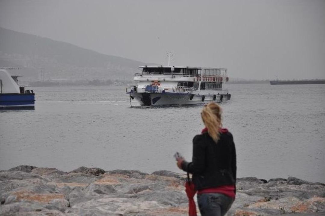 İzmir&rsquo;de Şiddetli Lodos Feribot Seferlerini Vurdu