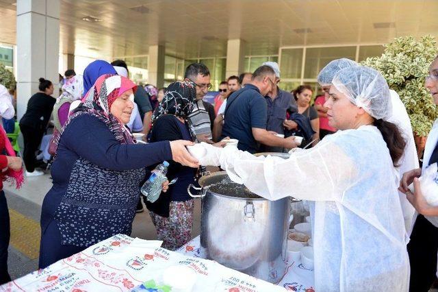 Hastanede Bahçesinde Aşure İkramı