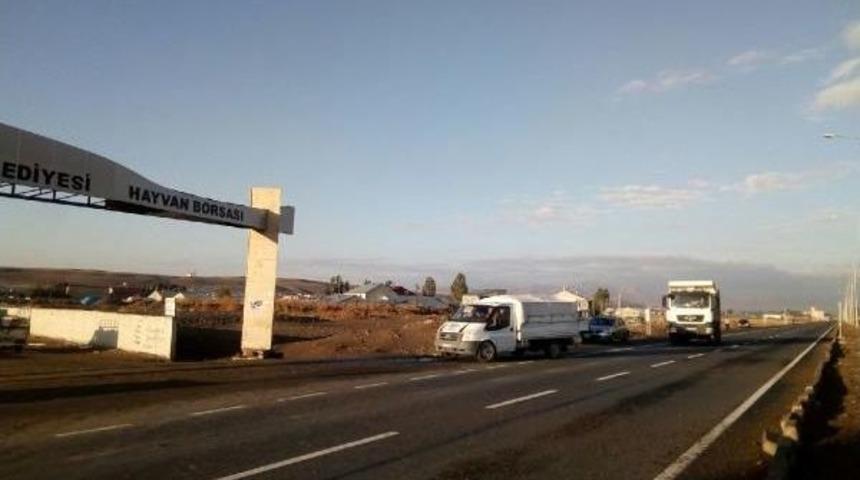 Ağrı'da D&uuml;ğ&uuml;n D&ouml;n&uuml;ş&uuml; Kazada 21 Yaralı