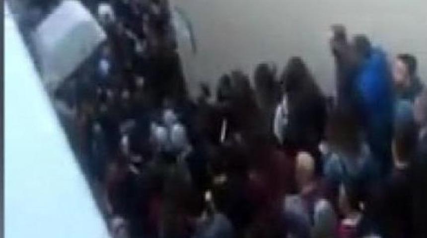 Metrob&uuml;s Duraklarında Izdiham