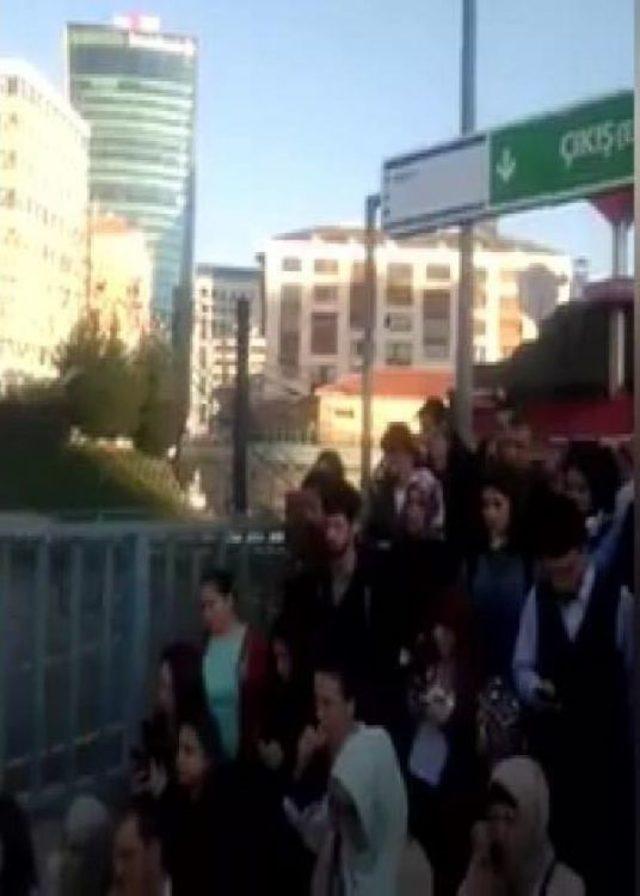 Metrobüs Duraklarında Izdiham