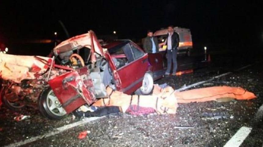 Kamyonet Ile Otomobil Çarpıştı: 2 Ölü, 1 Yaralı