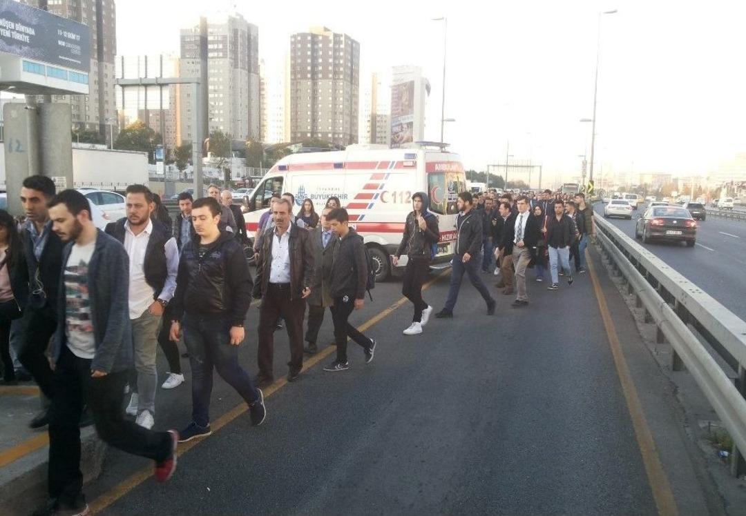 Cevizlibağ&rsquo;da Metrob&uuml;s Bir Kadına &Ccedil;arptı, Seferler Durdu