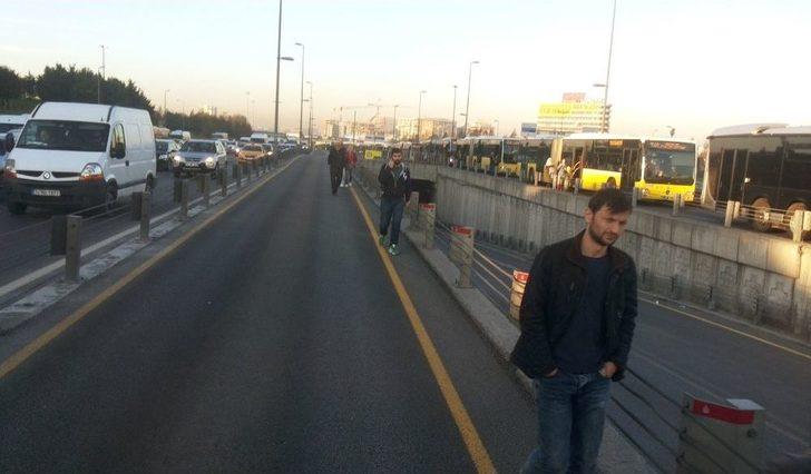 Cevizlibağ’da Metrobüs Bir Kadına Çarptı, Seferler Durdu G4