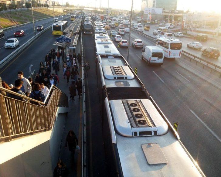 Cevizlibağ’da Metrobüs Bir Kadına Çarptı, Seferler Durdu G5