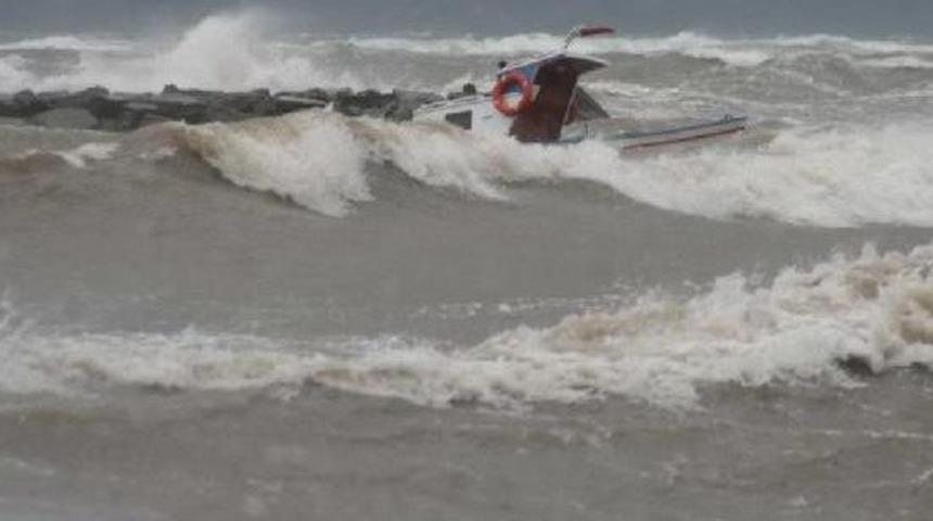 Ayvalık'ta Lodos Hayatı Olumsuz Etkiliyor