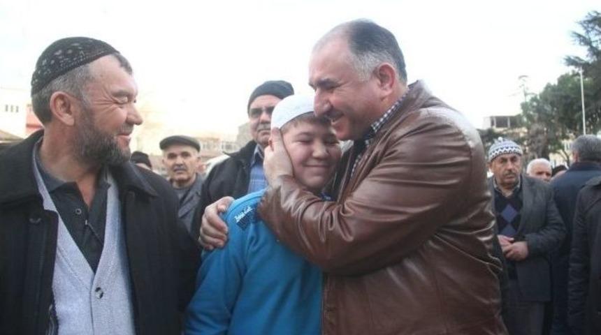 &Ccedil;ağlayan Umre Yolcularını Uğurladı