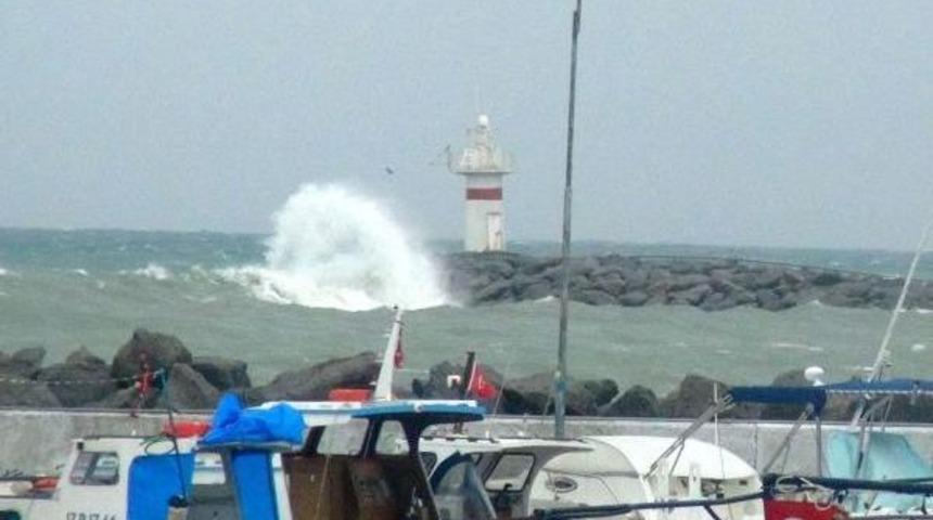 &Ccedil;anakkale'de Kuvvetli Lodos Deniz Ulaşımını Olumsuz Etkiledi (3)