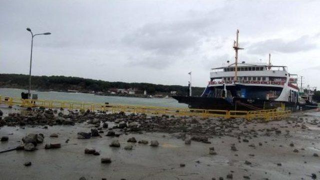 Çanakkale'de Kuvvetli Lodos Deniz Ulaşımını Olumsuz Etkiledi (3)