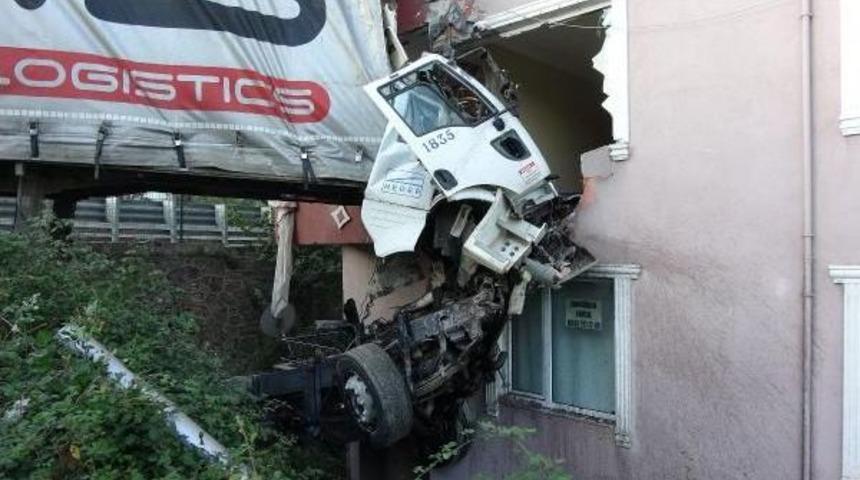 Binaya &Ccedil;arpan Tır'ın S&uuml;r&uuml;c&uuml;s&uuml; &Ouml;ld&uuml;