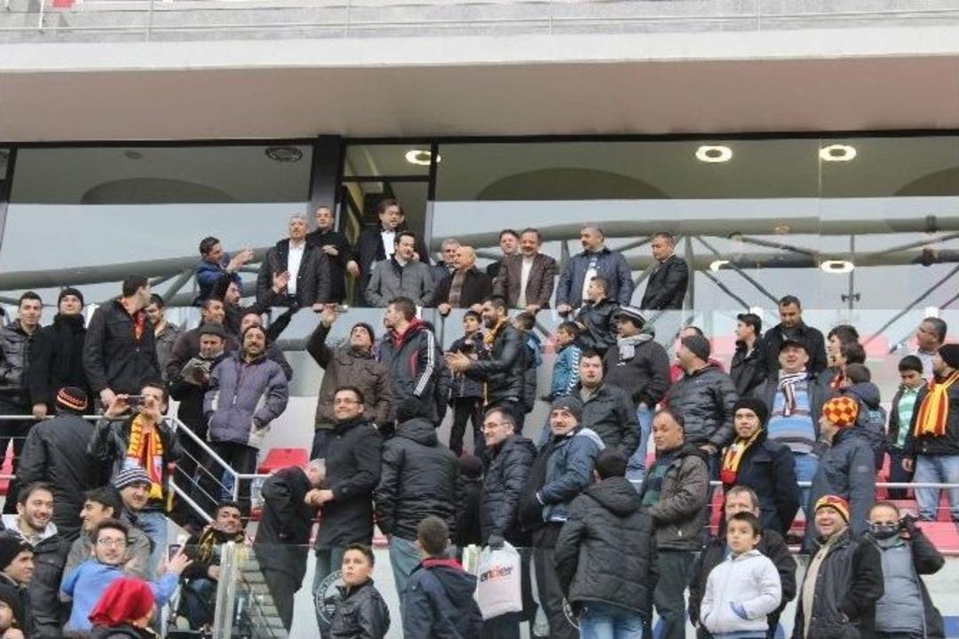 Kayserispor Taraftarından Sevgi G&ouml;sterisi