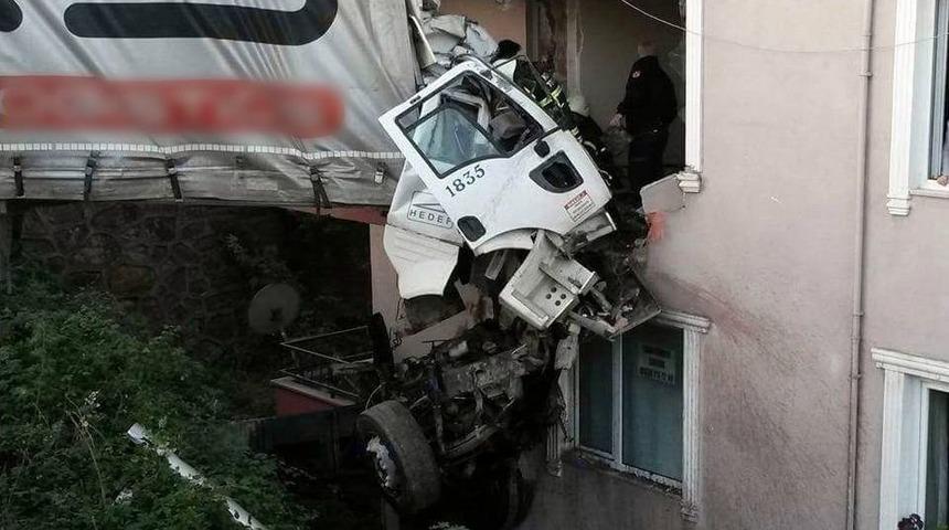 Yoldan &Ccedil;ıkan Tır Binanın 3. Katına Girdi: 1 &Ouml;l&uuml;