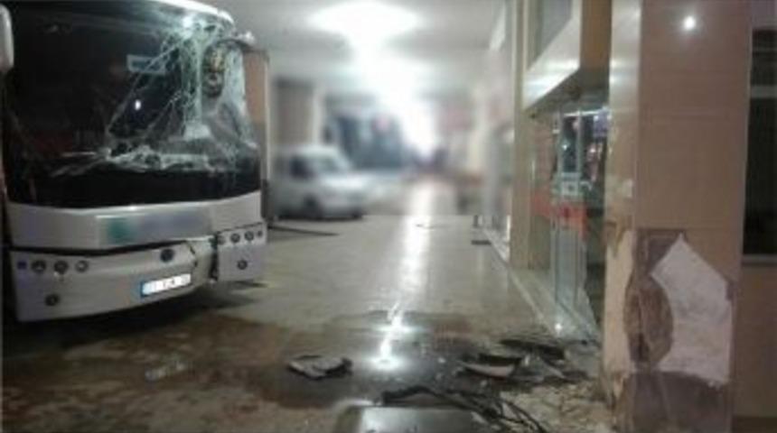 Otob&uuml;sle Yazıhaneye Girdi: 1 Yaralı