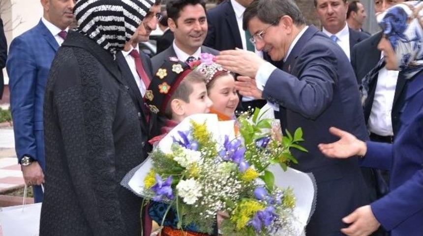 Başbakan Davutoğlu, Manisa Valiliğini Ziyaret Etti