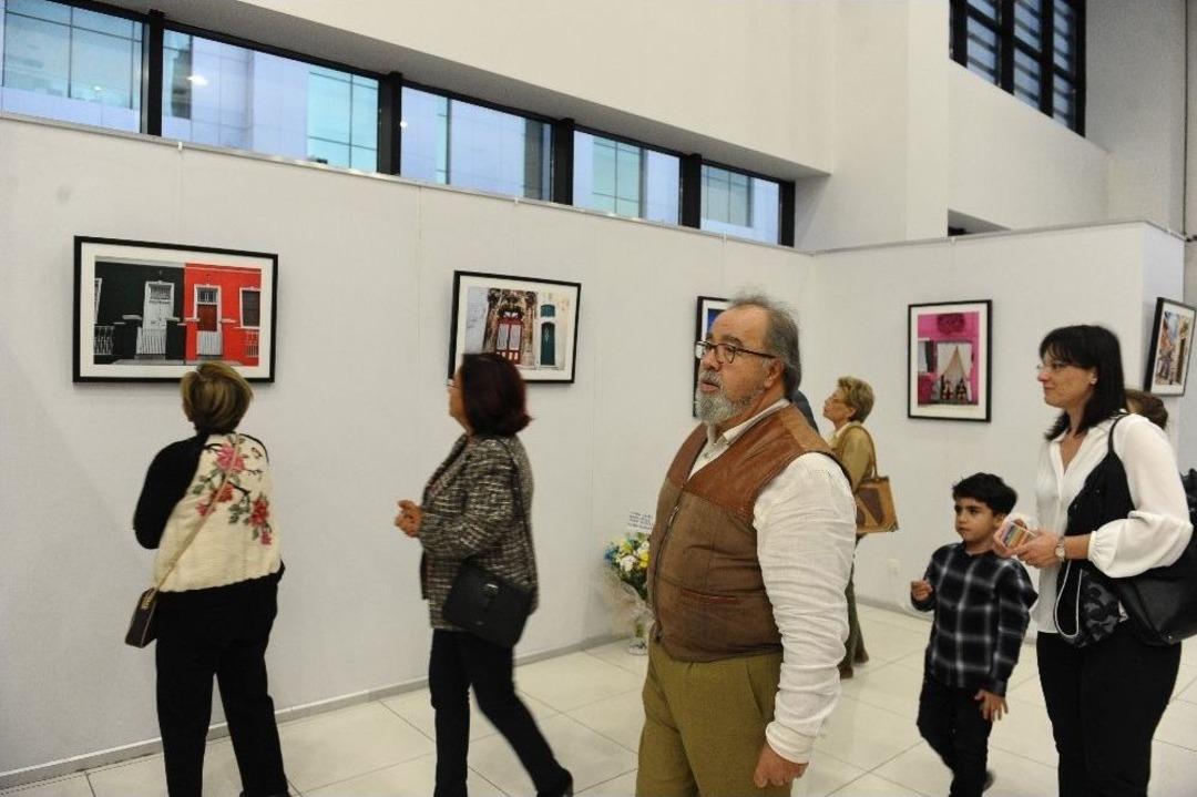 Bursalı Doktor D&uuml;nyayı Gezerek Kapıları Fotoğrafladı