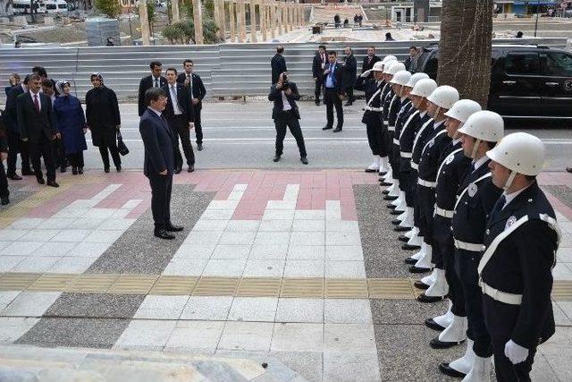 Başbakan Davutoğlu, Manisa Valiliğini Ziyaret Etti