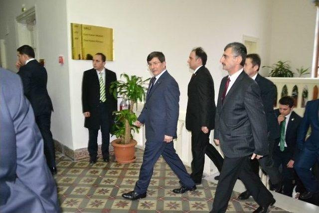 Başbakan Davutoğlu, Manisa Valiliğini Ziyaret Etti