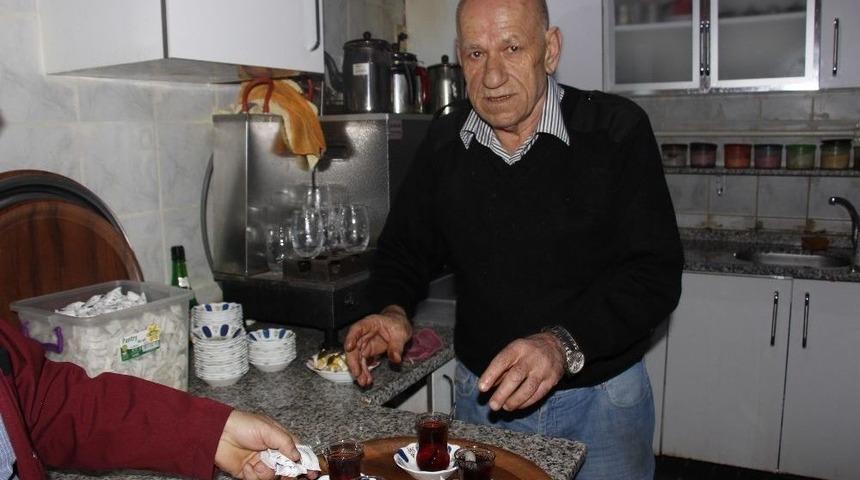 Kıraathanecilerin G&ouml;r&uuml;nmeyen Y&uuml;z&uuml;