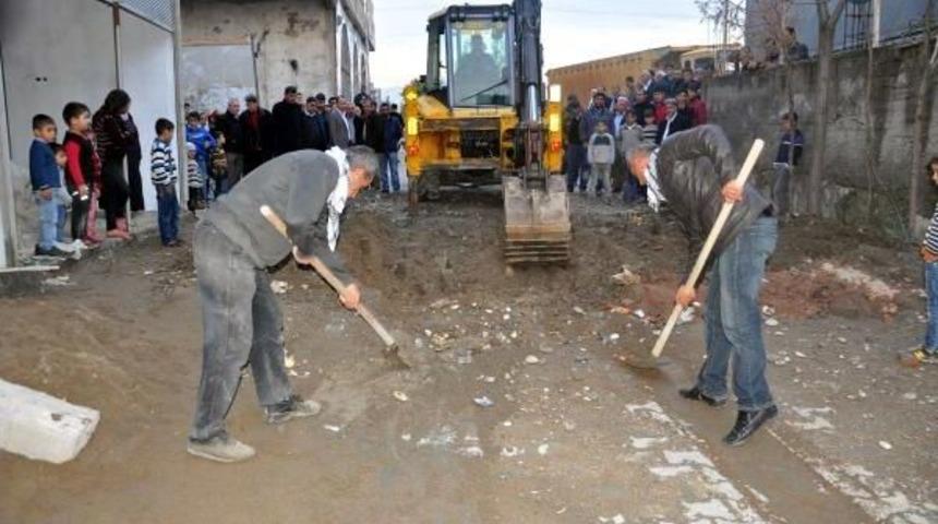 Cizre'de Mahallelere Kazılan Hendekler Kapatılmaya Başlandı