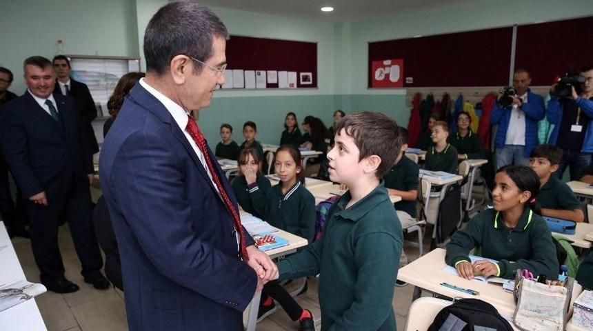 Milli Savunma Bakanı Canikli Batum&rsquo;da T&uuml;rk Okulunu Ziyaret Etti