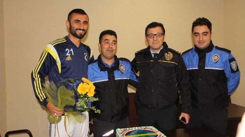 Polislerden Sel&ccedil;uk Şahin&rsquo;e Doğum G&uuml;n&uuml; S&uuml;rprizi
