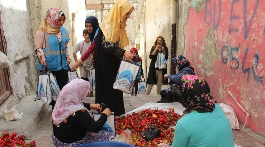 Eyy&uuml;biyeli Kadınlar Evleri Dolaşıp Aşure Dağıttı