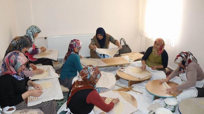 Mantı Ve G&ouml;zleme Satarak &Ouml;ğrencilere Burs Veriyorlar