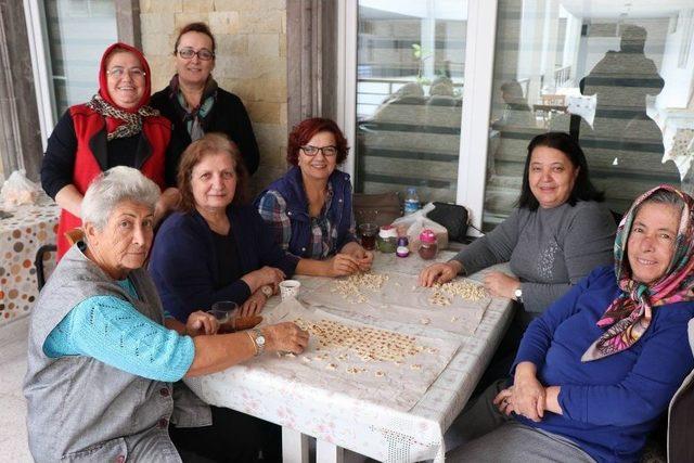 Mantı Ve Gözleme Satarak Öğrencilere Burs Veriyorlar