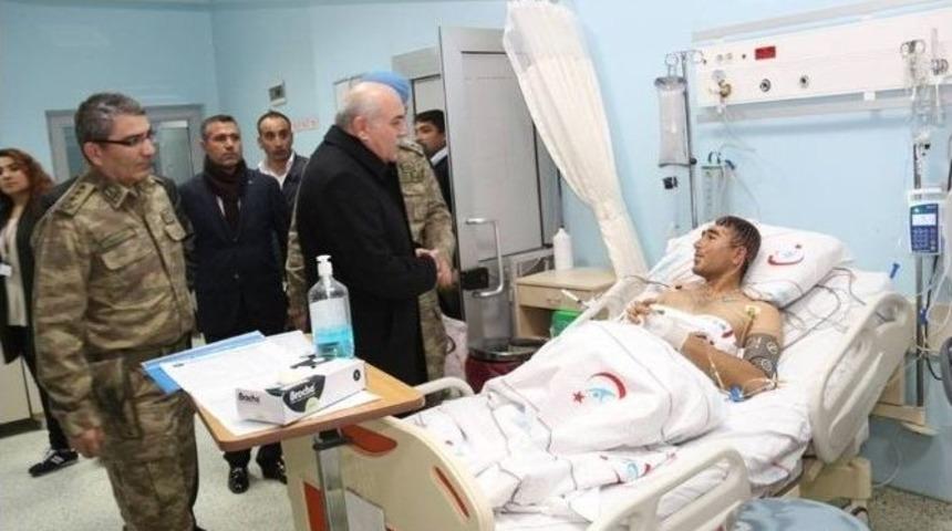 Şırnak Valisi İpek, Yaralı Askeri Ziyaret Etti