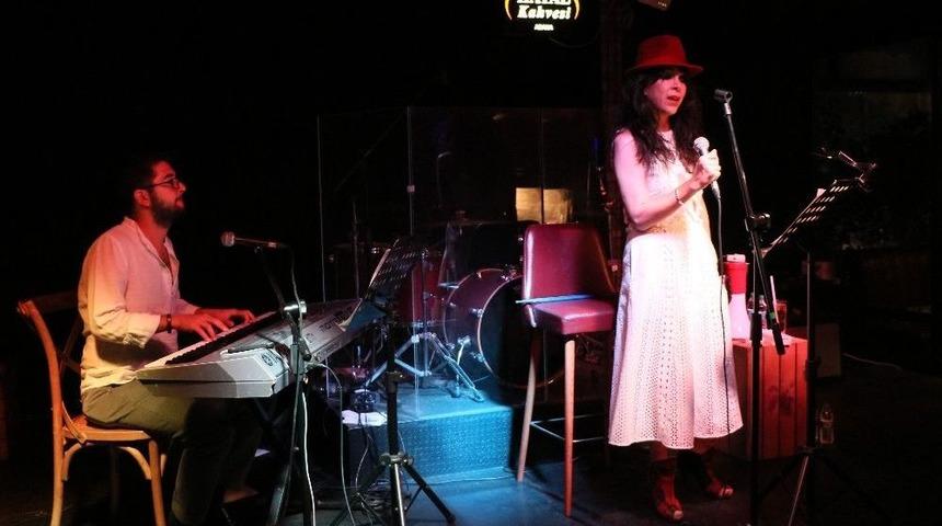 G&uuml;nd&uuml;z Doktor, Akşam Solist