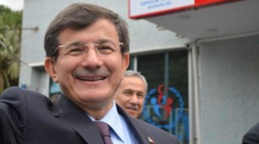 Başbakan Davutoğlu: &ldquo;okullarımızda S&uuml;t İle Birlikte Kuru &Uuml;z&uuml;m De Dağıtılacak&rdquo;