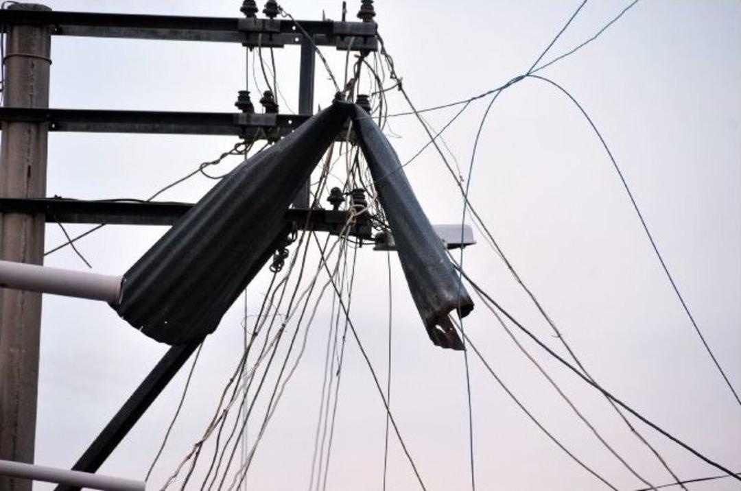 Şiddetli Lodos &Ccedil;atıları U&ccedil;urdu, Enerji Hatlarını Kopardı