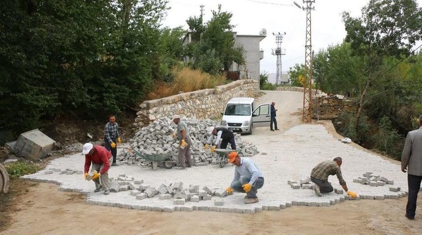 Bitlis&rsquo;te Parke Taşı D&ouml;şeme &Ccedil;alışması
