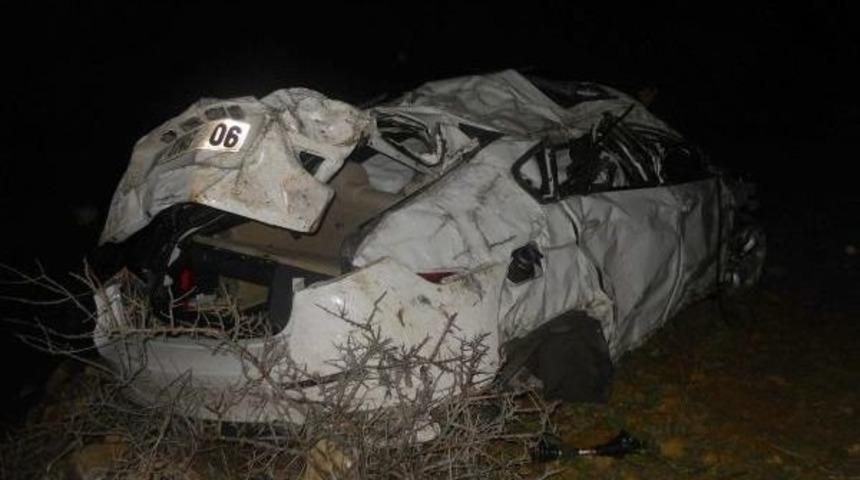 Takla Atan Otomobilden Fırladı: 2 &Ouml;l&uuml;, 1 Yaralı