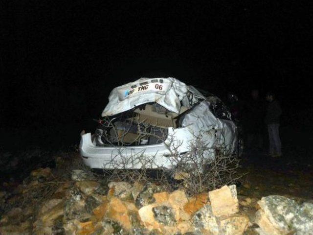 Takla Atan Otomobilden Fırladı: 2 Ölü, 1 Yaralı