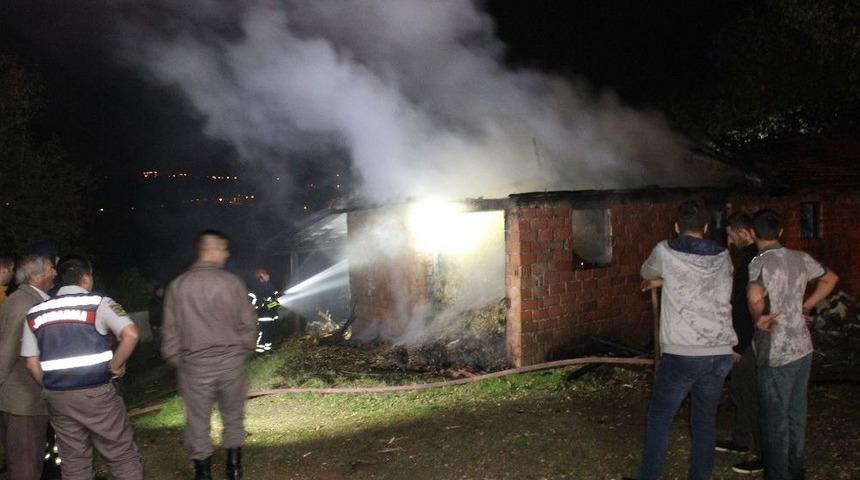 Samanlık Yangını İtfaiye Ekiplerini Alarma Ge&ccedil;irdi