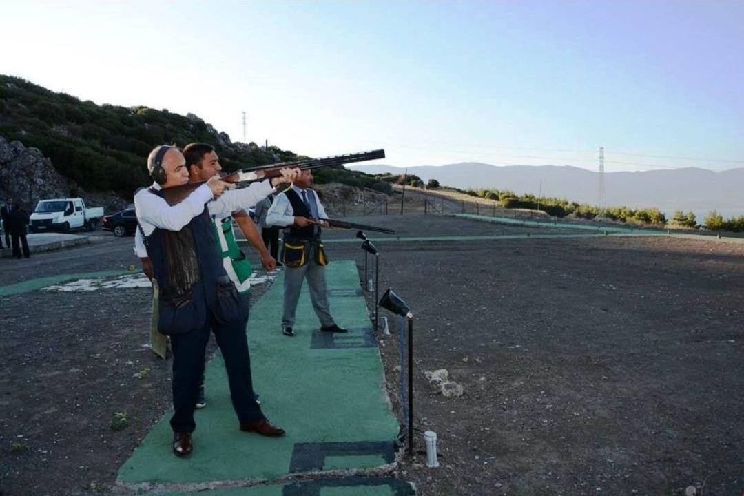 Valiler, G&ouml;l Manzaralı Poligonda Trap Atışı Yaptı