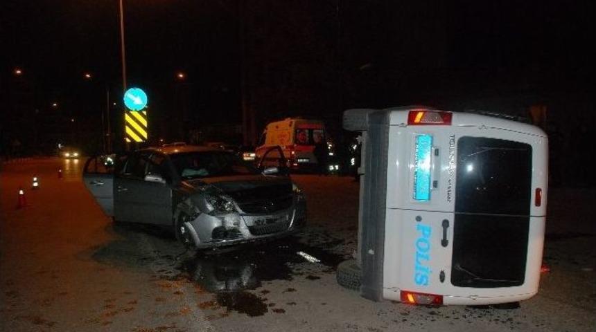 Otomobil Polis Aracına &Ccedil;arptı: 4 Yaralı
