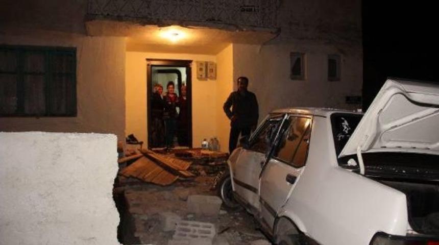 Kontrolden &Ccedil;ıkan Otomobil Bah&ccedil;e Duvarını Yıktı