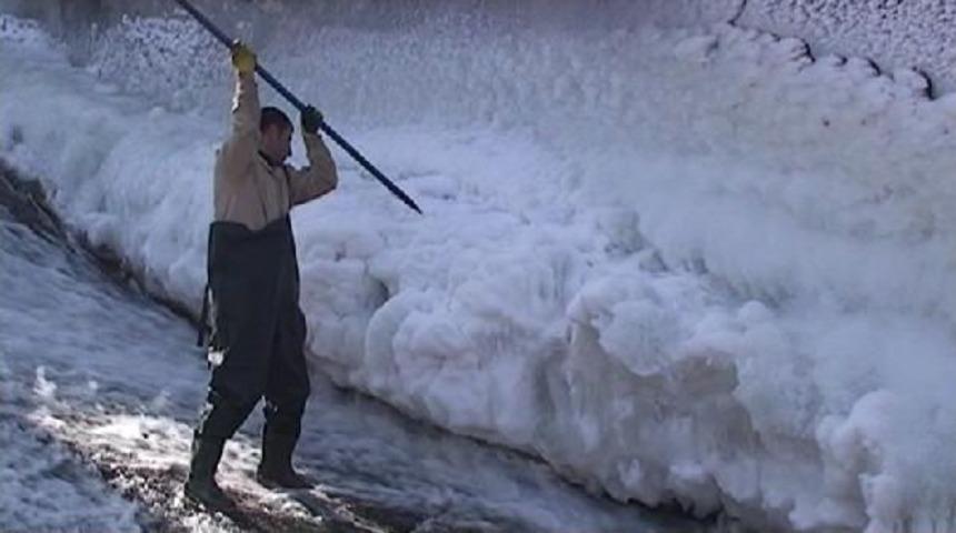 Elektrik &Uuml;retimi I&ccedil;in Kars &Ccedil;ayı'ndaki Buzları Kırıyorlar