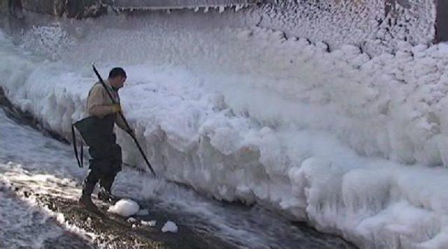 Elektrik Üretimi Için Kars Çayı'ndaki Buzları Kırıyorlar