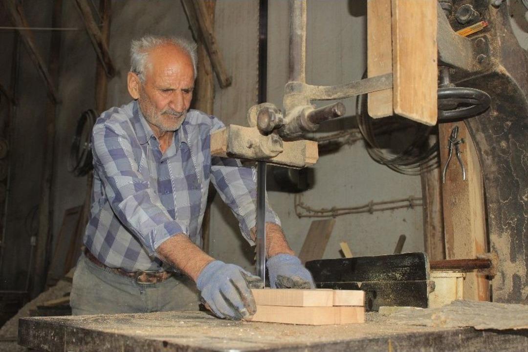 20 Yıl &Ouml;nce Emekli Oldu, Mesleğini Bırakmadı