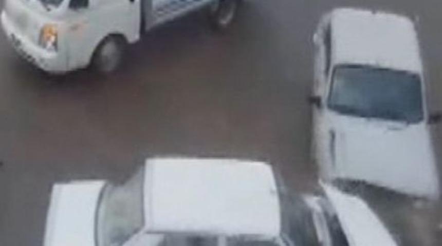 (&ouml;zel Haber) Yol Ortasında Bekleyen Yaya Havaya U&ccedil;tu