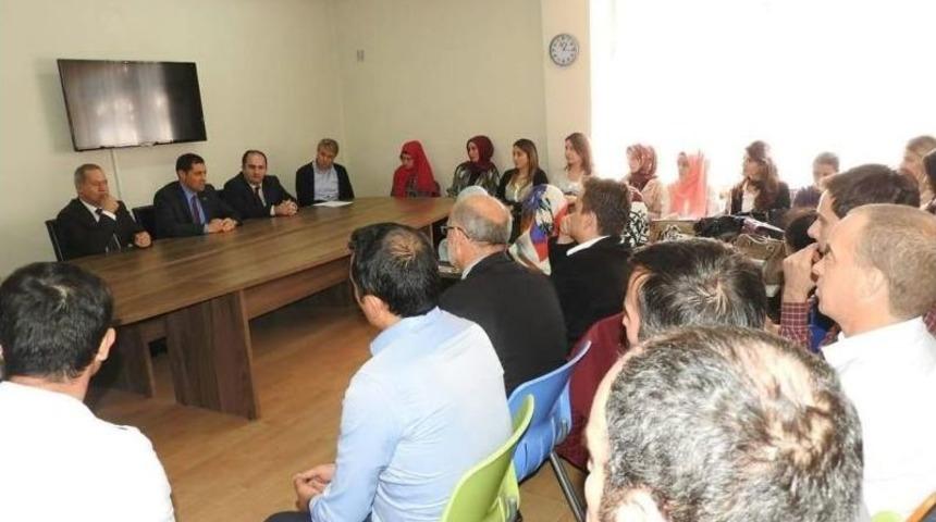 &Ouml;ğrencilere Gofret Ve &Ccedil;ikolata Dağıtılarak Devamsızlıklar Azaltıldı